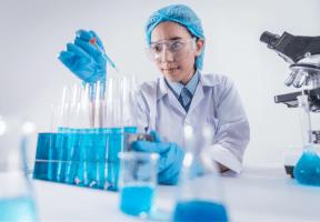 Iemand die pipetteert